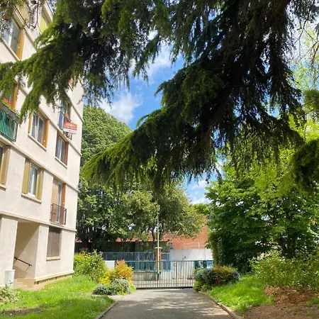 Near Paris דירה